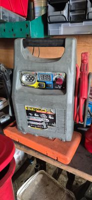 une photo d'un petit compresseur d'air portable dans un garage