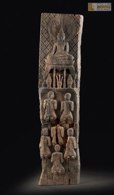 une image représentant une sculpture en pierre représentant un groupe de personnes sur fond noir