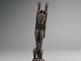 une image représentant une statue d'un homme levant les deux mains
