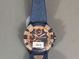 une photo d'une montre posée sur une table, avec une étiquette accrochée dessus