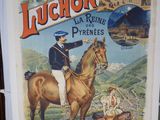 une vieille affiche représentant un homme à cheval aux côtés d'une femme à cheval
