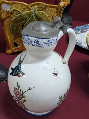 un pichet blanc orné d'un motif bleu et blanc