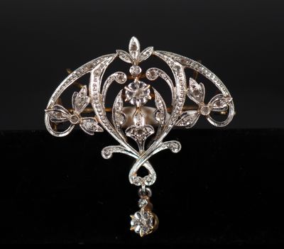 une broche ancienne ornée de diamants et de perles