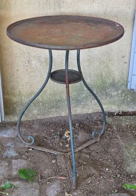 une petite table posée à même le sol