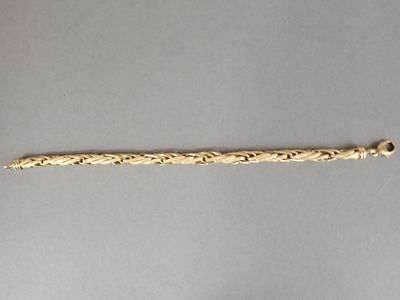 un bracelet ancien en or orné d'un motif tressé