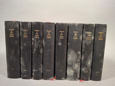 six livres sont alignés sur une surface blanche