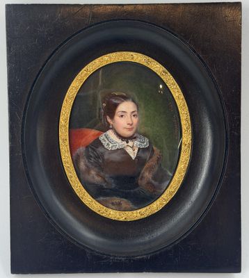 portrait d'une femme en robe noire à col blanc