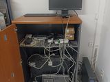 un bureau d'informatique équipé d'un écran, d'un clavier, d'une souris et d'autres équipements électroniques