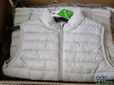 un débardeur blanc dans une boîte sur laquelle est accrochée une étiquette de prix