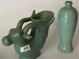 trois vases posés l'un à côté de l'autre sur une table