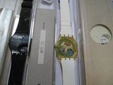 une montre qui se trouve à l'intérieur d'une boîte