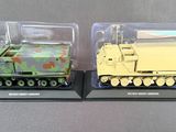 deux maquettes de véhicules militaires exposées sur une table
