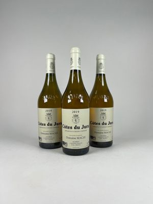 trois bouteilles de vin posées l'une à côté de l'autre sur une table
