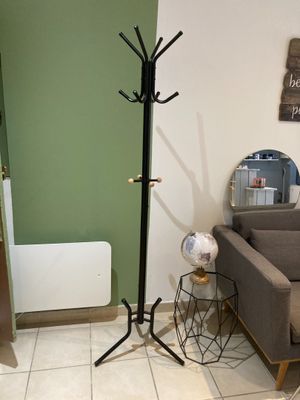 un salon avec un canapé et un porte-manteau