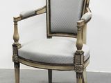 une image représentant une chaise placée dans une pièce