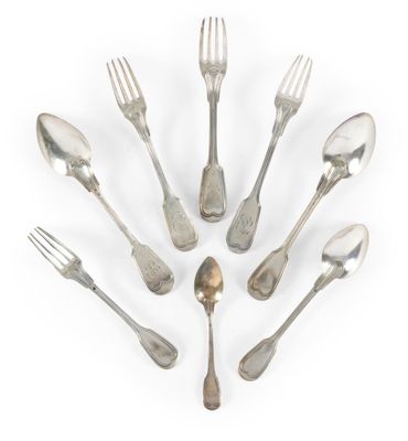 un grand nombre de cuillères et de fourchettes en argent disposées en cercle