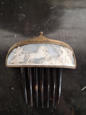 un peigne orné d'une image de cheval