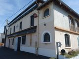 une photo d'un bâtiment avec une enseigne sur la façade