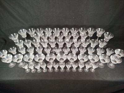 un gros plan sur un tas de verres à vin vides posés sur une table