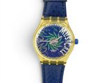 gros plan d'une montre sur une surface blanche avec un bracelet bleu