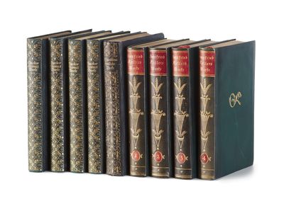 plusieurs vieux livres sont alignés sur une surface blanche