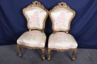 Paire de chaises en bois et stuc doré à décor de coquille et… (photo 2)