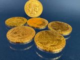 quatre pièces d'or empilées les unes sur les autres sur un fond bleu