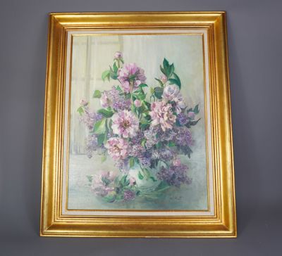 tableau représentant un bouquet de lilas dans un cadre doré accroché au mur