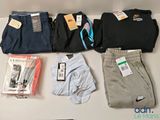 plusieurs paires de vêtements masculins sont disposées sur une table