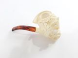 une photo d'une pipe sur laquelle est sculptée une tête d'homme