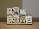 une pile de cartons posés sur une table