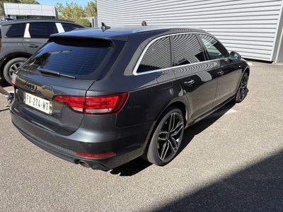 l'arrière d'une voiture noire garée sur un parking