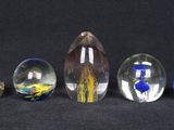 de nombreuses billes de différentes couleurs sur une surface noire