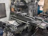 une grande machine installée dans une pièce