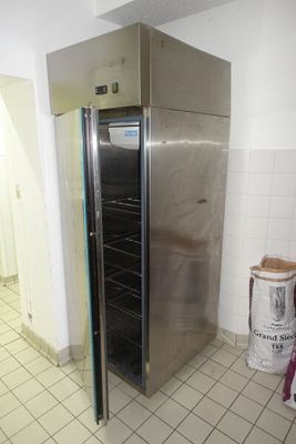 SUR DESIGNATION : Une armoire inox réfrigérée sans plaque ni…