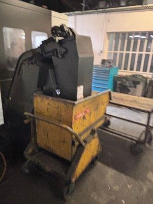une machine qui se trouve dans une pièce où il y a une table