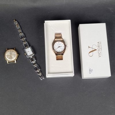 deux montres et un coffret à montres posés sur une table