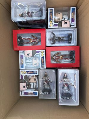 beaucoup de figurines dans la boîte