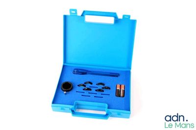 une boîte à outils bleue contenant des outils, posée sur une surface blanche