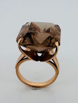 un gros plan d'une bague ornée d'une grosse pierre de quartz fumé