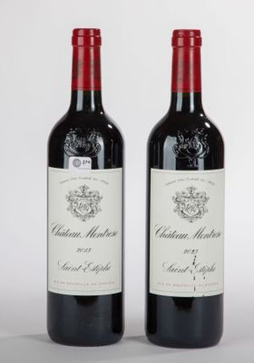 deux bouteilles de vin rouge posées l'une à côté de l'autre sur une table