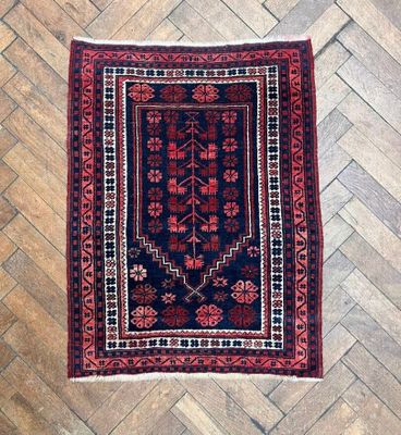 un tapis rouge et bleu sur un plancher en bois