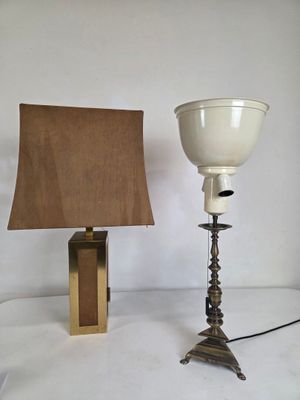 une lampe posée sur une table à côté d'une autre lampe