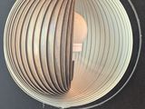 une lampe accrochée au mur à côté d'un miroir