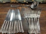 beaucoup de fourchettes et de cuillères sur une table