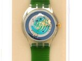 La montre est verte et présente un motif bleu et blanc.