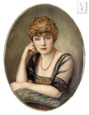 portrait d'une femme en robe noire portant un collier de perles