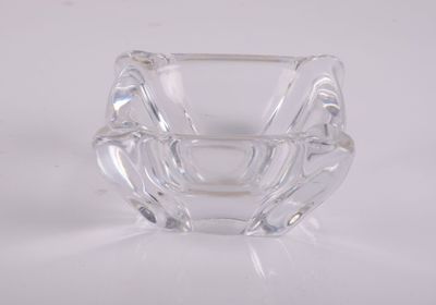 un vase en verre transparent posé sur une table