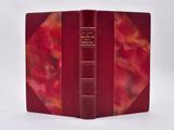 un vieux livre à la couverture rouge