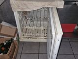 un réfrigérateur dans lequel se trouvent tout un tas de bouteilles